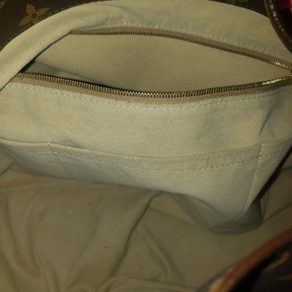 Louis Vuitton Artsy! Immaculate Condition! - Picture 11 of 15